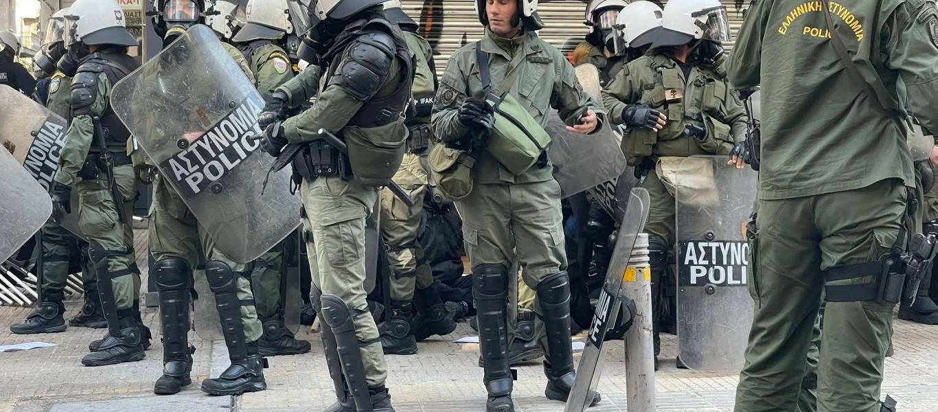 ΓΑΔΑ: Έρευνα για την καταγγελία ότι αστυνομικός των ΜΑΤ έσπασε βιτρίνα και τραυμάτισε δικηγόρο